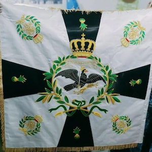 Puede incluir: Una bandera blanca con una cruz negra y un águila dorada con una corona en la parte superior. La bandera tiene las palabras "Pro Gloria et Patria" escritas en ella.
