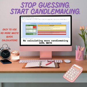 Könnte beinhalten: Ein Computermonitor zeigt eine Cosmic Candle Batch Calculator Tabellenkalkulation mit dem Text STOP GUESSING. START CANDLEMAKING. EASY TO USE NO MORE WASTE QUICK CALCULATIONS und No calculating more candlemaking GIRL MATH.