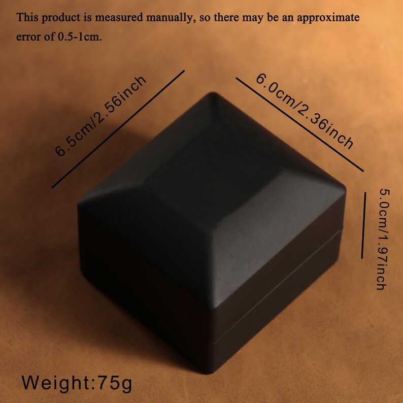 Pu&ograve; includere: Un portagioie nero e quadrato, di circa 6,5 cm per 6,0 cm per 5,0 cm. La scatola pesa 75 g. Le misure del prodotto sono approssimative.