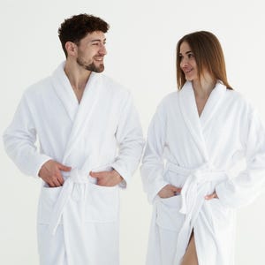 Conjunto de bata de baño a juego para parejas: batas de spa de algodón blanco de rizo, bordado personalizado, regalo de boda de lujo, algodón suave y absorbente.