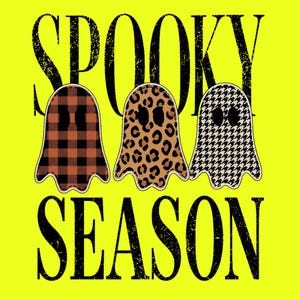Könnte beinhalten: Ein Grafikdesign auf leuchtend gelbem Hintergrund mit dem schwarzen Text SPOOKY SEASON. Zwischen den Wörtern befinden sich drei Geisterformen, die erste mit braun-schwarzem Karomuster, die zweite mit beigefarbenem Leopardenmuster und die dritte mit schwarz-weißem Hahnentrittmuster.