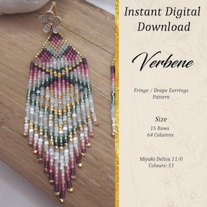 Könnte beinhalten: Ein Perlen-Fransen-Ohrringmuster in Rosa-, Grün-, Gold- und Grautönen. Der Ohrring hat eine florale Oberseite und den Text "Verbene" und "Instant Digital Download". Das Muster umfasst 15 Reihen und 64 Spalten.