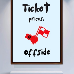 Puede incluir: Un póster enmarcado con las palabras "Ticket prices: offside" en negro. Un gráfico rojo muestra una mano sosteniendo una bandera a cuadros roja y blanca. El póster está colgado en una pared azul claro.