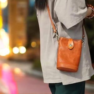 Borsa a tracolla in vera pelle fatta a mano / Borsa a tracolla vintage per telefono e portafoglio / Borsa a tracolla cilindrica minimalista / Regalo per donne e uomini