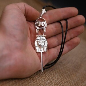 Collana con sistro della dea egizia Hathor / Ciondolo in rame fatto a mano con rivestimento in argento / Gioielli della dea / Talismano spirituale per le donne