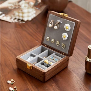 Organizer per gioielli: custodia da viaggio personalizzata per lei, regalo per damigella d'onore, organizer per gioielli in legno, scatola per gioielli personalizzata, elegante scatola per gioielli in noce