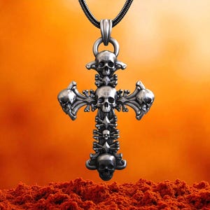 Ciondolo a forma di croce con teschio: collana in stile motociclista gotico in argento sterling