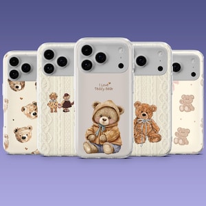 Op de afbeelding: Een verzameling doorzichtige telefoonhoesjes met teddybeerontwerpen. De hoesjes tonen verschillende illustraties, waaronder een teddybeer in een jas met capuchon, een beer met een strik en herhaalde berenpatronen. De tekst "I Love Teddy Bear" is ook zichtbaar.