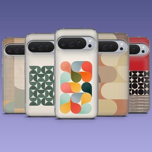 Puede incluir: Una colección de cinco fundas para teléfono con varios diseños geométricos y abstractos. Las fundas presentan una gama de colores, incluyendo verde, naranja, beige y rojo. Cada funda tiene un borde transparente y un recorte para la cámara.