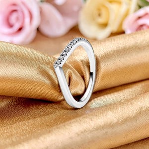 女性用ウィッシュボーンリング、女性用ミニマルスタッキングリング、V字型リング、シルバースリムバンドリング、普段使いのリングスタイル、彼女へのジュエリーギフト
