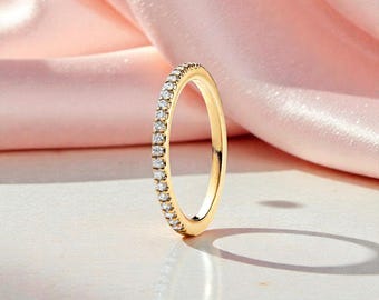 Pierścionek z kryształkami Pavé dla kobiet, smukły, błyszczący pierścionek ze złota 14-karatowego dla niej, delikatny pierścionek do łączenia na prezent, minimalistyczny pierścionek z kryształkami w odcieniu złota