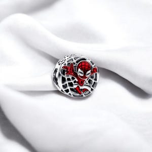 Kleiner Spiderman durchbrochener Charme, süßer Spiderman runder Anhänger Charme, passt auf Pandora Armband, Silber Superheld Charme, Geschenk für Sie