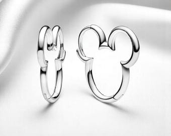 Pendientes de aro con la silueta de Mickey Mouse, delicados pendientes de aro plateados de Disney, joyería de Disney, pendientes de aro pequeños, lindo regalo para una hija
