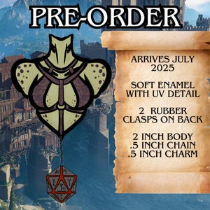 Może przedstawiać: Pin emaliowany do zamówienia w przedsprzedaży przedstawiający zielone stworzenie z łańcuchem i zawieszką w postaci czerwonej i złotej kostki do gry. Pin ma średnicę 5 cm i posiada 2 gumowe zapięcia z tyłu. Dostawa w lipcu 2025.