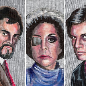 Puede incluir: Una pintura de tres personas. La persona de la izquierda tiene barba y lleva una chaqueta marrón y una corbata roja. La persona del centro es una mujer con un parche en el ojo y lleva un jersey azul de cuello alto. La persona de la derecha es un hombre con el pelo oscuro y lleva una chaqueta negra y una corbata roja.