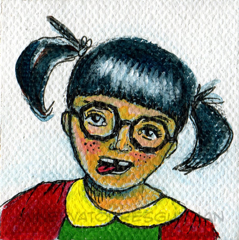 Puede incluir: Una ilustraci&oacute;n pintada a mano de una ni&ntilde;a con el pelo negro en coletas, que lleva gafas, una camisa roja con cuello amarillo y una camisa verde debajo. Tiene pecas y est&aacute; sacando la lengua.