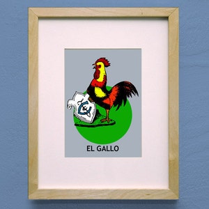 Puede incluir: Una impresi&oacute;n enmarcada de un gallo con un escudo, de pie sobre un c&iacute;rculo verde. El texto "EL GALLO" est&aacute; impreso debajo de la imagen.