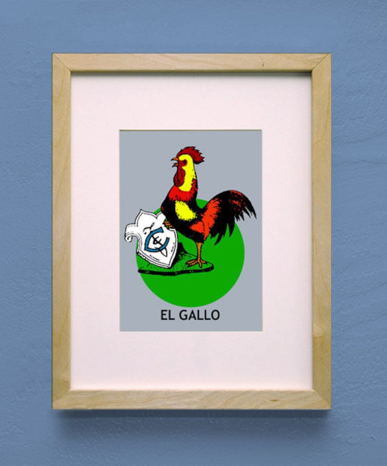Puede incluir: Una impresi&oacute;n enmarcada de un gallo con un escudo, de pie sobre un c&iacute;rculo verde. El texto "EL GALLO" est&aacute; impreso debajo de la imagen.