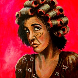 Könnte beinhalten: Ein Gemälde einer Frau mit dunklen Haaren und Sommersprossen, die ein braunes Kleid mit weißen Blumen und ihre Haare in rosa und grauen Lockenwicklern trägt.