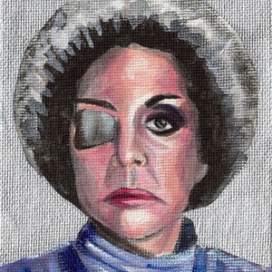 Könnte beinhalten: Ein Gemälde einer Frau, die einen grauen Hut und einen blauen Rollkragenpullover trägt. Sie hat ein Augenpflaster über ihrem linken Auge und dunkles Make-up.