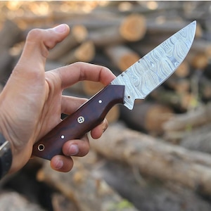 Handmade Damascus Steel Hunting Knife: Full Tang, Wooden Handle, Leather Sheath