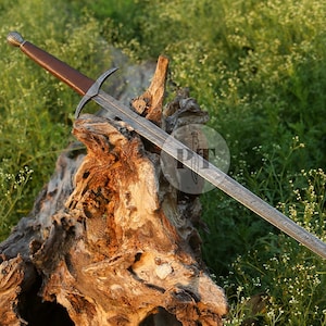 Spada in acciaio di Damasco forgiata a mano, replica medievale con fodero e impugnatura in palissandro.