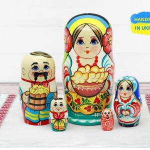 Poupées gigognes Matriochka - Babushka en bois - Art folklorique décoration d&#39;intérieur et cadeau - Poupées empilables écologiques - Famille ukrainienne - Lot de cinq 5,7&quot;