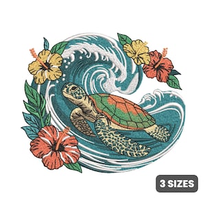 Puede incluir: Diseño bordado con una tortuga marina nadando en una ola turquesa, rodeada de flores de hibisco amarillas, naranjas y rojas y hojas verdes. El diseño circular incluye el texto "3 SIZES" en un rectángulo negro.