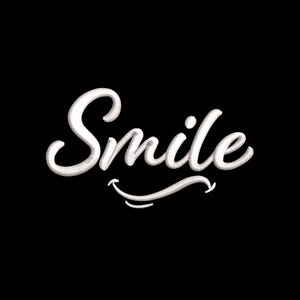 Op de afbeelding: Witte, gestileerde "Smile" tekst op een zwarte achtergrond. Het woord is in een cursief lettertype met een kleine glimlach eronder. Het ontwerp is eenvoudig en strak, geschikt voor diverse producten.