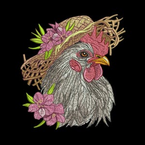 Puede incluir: Imagen bordada de un gallo con un sombrero de paja adornado con flores rosas y hojas verdes. El gallo tiene plumas grises y blancas, una cresta y barbillas rojas y un pico amarillo. El fondo es negro.