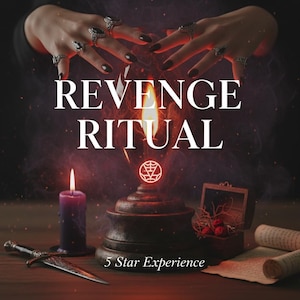 Può includere: Immagine con il testo "REVENGE RITUAL" in bianco. L'immagine presenta una candela accesa, un supporto decorativo, un pugnale e una piccola scatola di legno aperta. L'immagine ha un tema oscuro e mistico con uno slogan "5 Star Experience".