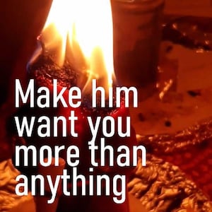 Könnte beinhalten: Nahaufnahme einer brennenden roten Kerze mit einer hellgelben Flamme. Der Text "Make him want you more than anything" und "Obsession Spell" ist in Weiß geschrieben.