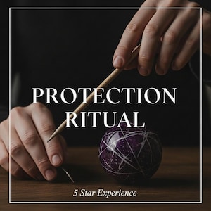 Puede incluir: Una esfera morada con vetas blancas es el punto focal de esta imagen, con las palabras "PROTECTION RITUAL" en texto blanco. Un lápiz se sostiene sobre la esfera. La frase "5 Star Experience" está en la parte inferior.
