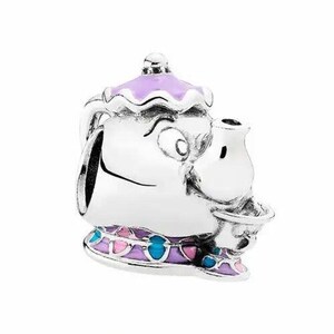 Può includere: Un charm color argento a forma di teiera sorridente. La teiera ha un coperchio viola e una fascia decorativa con accenti rosa e blu. Il charm è probabilmente in metallo ed è progettato per essere attaccato a un braccialetto o una collana.
