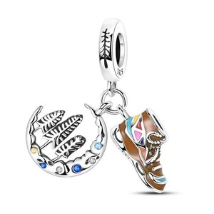 Op de afbeelding: Een zilveren bedel met een boomontwerp en de tekst "925". De bedel heeft een halve maan met veren en een bruine schoen met kleurrijke accenten. De bedel is ontworpen om te worden gebruikt met een armband of ketting.