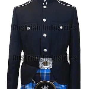 Pode incluir: Casaco militar azul marinho com botões prateados e debrum branco. O casaco tem dois bolsos frontais e um cinto a condizer com fivela prateada. Uma kilt escocesa xadrez azul e preto é visível.