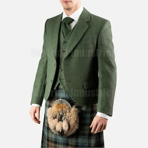 Puede incluir: Una chaqueta de traje de tweed verde con un chaleco a juego y una falda escocesa. La chaqueta tiene un cierre de un solo botón y una solapa de muesca. El chaleco tiene un cierre de botón y un bolsillo. La falda escocesa es a cuadros y tiene un sporran.