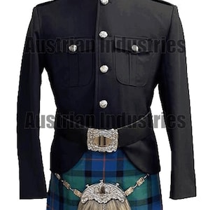 Pode incluir: Casaco preto com botões prateados, dois bolsos frontais e gola alta. O casaco é combinado com um cinto preto, um kilt xadrez azul e verde e um sporran decorativo. O texto "Austrian Industries" é visível.