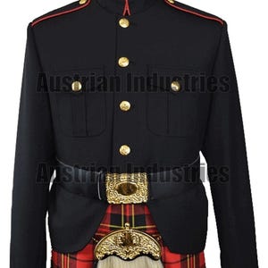 Pode incluir: Casaco militar preto com botões dourados e debrum vermelho. O casaco tem dois bolsos frontais e é combinado com um cinto preto e um kilt xadrez vermelho e preto. Fivela e sporran dourados.