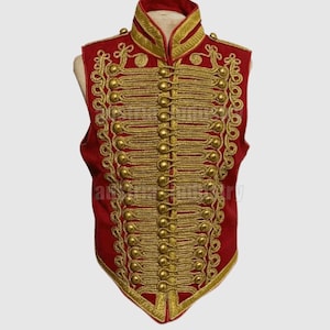 Peut inclure: Un gilet sans manches rouge avec des broderies et des boutons dorés. Le gilet a un col montant et une base pointue.