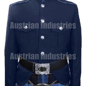 Pode incluir: Casaco militar azul marinho com botões prateados e cinto preto com fivela decorativa. O texto "Austrian Industries" está impresso no casaco. Uma kilt xadrez azul e preto é visível.