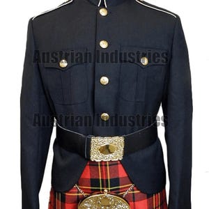 Pode incluir: Uma jaqueta militar preta com botões dourados, um cinto preto com fivela dourada e um kilt xadrez vermelho e preto. A jaqueta tem dois bolsos no peito e acabamento branco. O texto "Austrian Industries" está incluído.