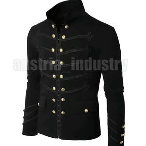 Könnte beinhalten: Eine schwarze Jacke im Militärstil mit goldenen Knöpfen und einem Reißverschluss. Die Jacke hat einen Stehkragen und lange Ärmel.