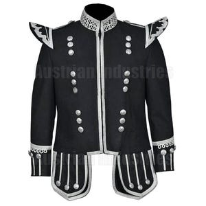 Pode incluir: Uma jaqueta preta de estilo militar com detalhes e botões prateados. A jaqueta tem um colarinho alto e uma frente pontiaguda.