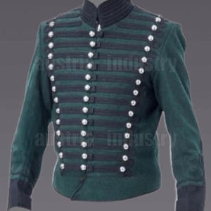 Può includere: Una giacca in stile militare verde scuro con rifiniture nere e bottoni argentati. La giacca ha un colletto alto e una chiusura a zip.