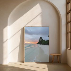 Stampa di tramonto sull'isola - Arte murale costiera tropicale, decorazione estetica con tramonto sull'oceano, stampa per la stanza sulla spiaggia per un'atmosfera tranquilla