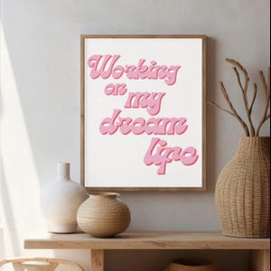 Stampa "Lavoro alla mia vita da sogno" - Citazione motivazionale rosa retrò da parete, stampa su tela femminile per ufficio, camera da letto o dormitorio.