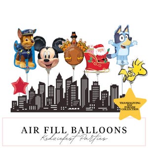 Pode incluir: Uma coleção de balões infláveis com personagens de desenhos animados e temas festivos. Inclui uma estrela vermelha, Chase de Paw Patrol, Mickey Mouse, um peru, o Papai Noel em um trenó, Bluey e Woodstock. Os balões estão em frente a uma silhueta preta da cidade.