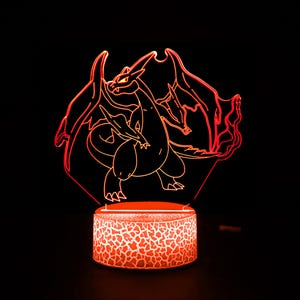 Puede incluir: Lámpara LED roja con diseño de dragón. El dragón está delineado con luz roja, con una base detallada. La lámpara se ilumina sobre un fondo negro, creando un efecto visual llamativo. Es un artículo decorativo.
