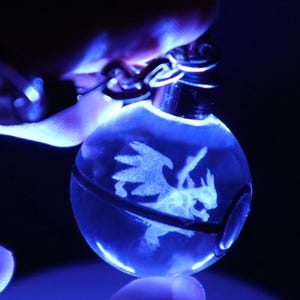 Fanmade Mega Chrzrd-inspirerad LED 3D Poke-boll färgskiftande K9-kristallnyckelring - med 7 färger samt presentask och batteri ingår